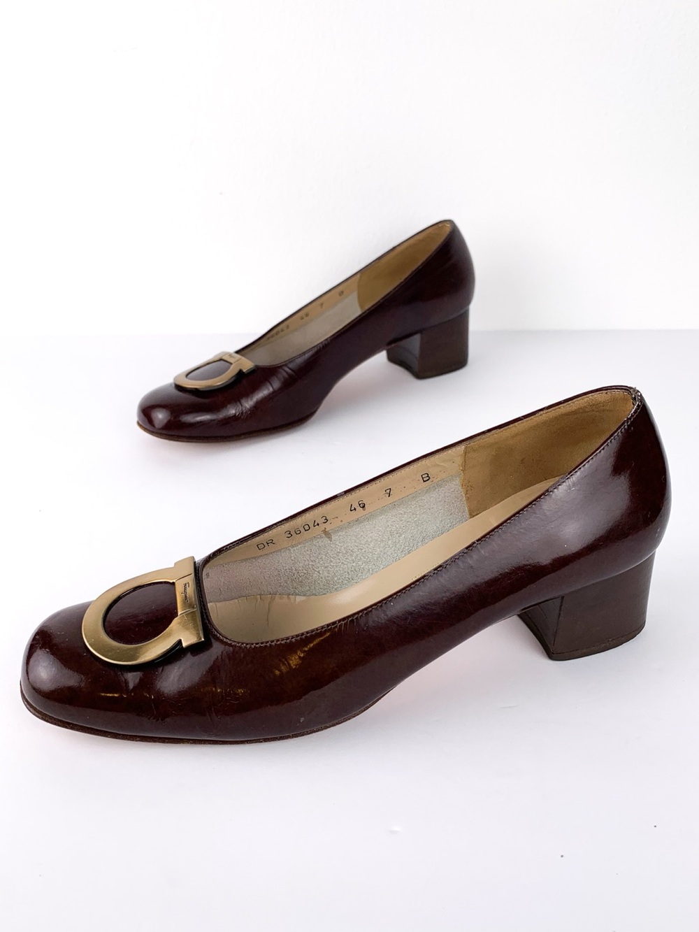 Vtg Salvatore Ferragamo brown patent leather heels with Gancini horsebit size 7